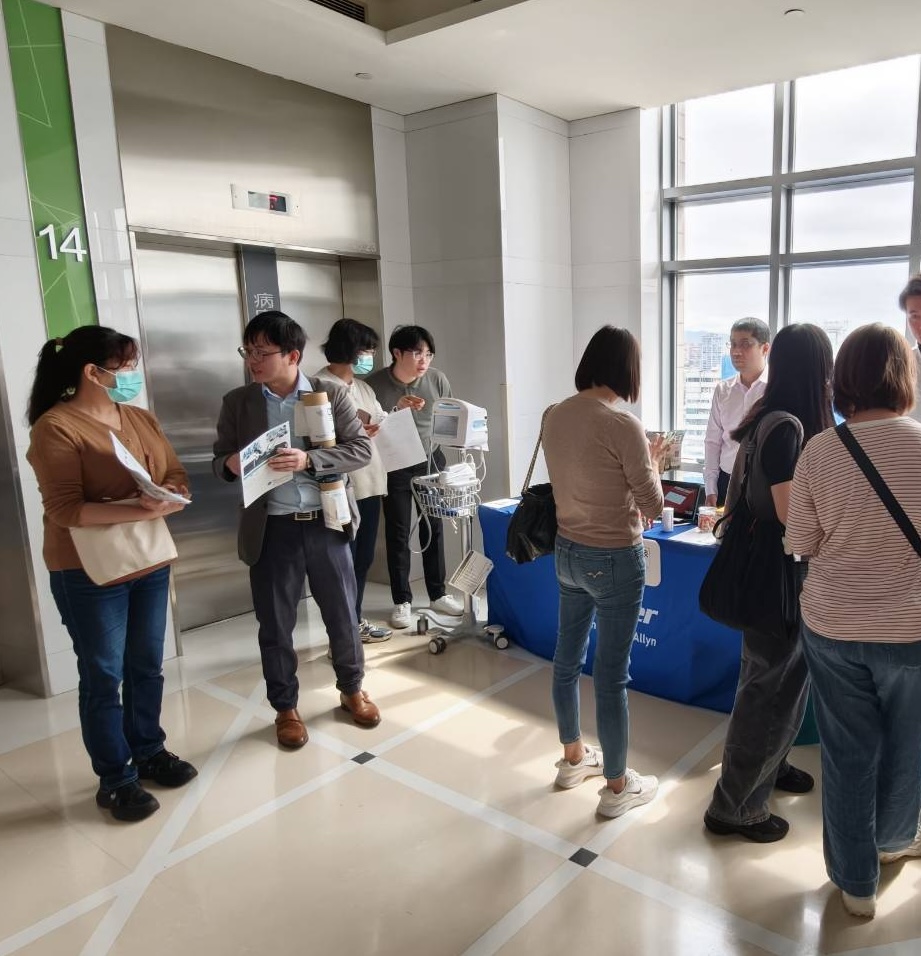 團隊與參展醫護推廣產品與理念